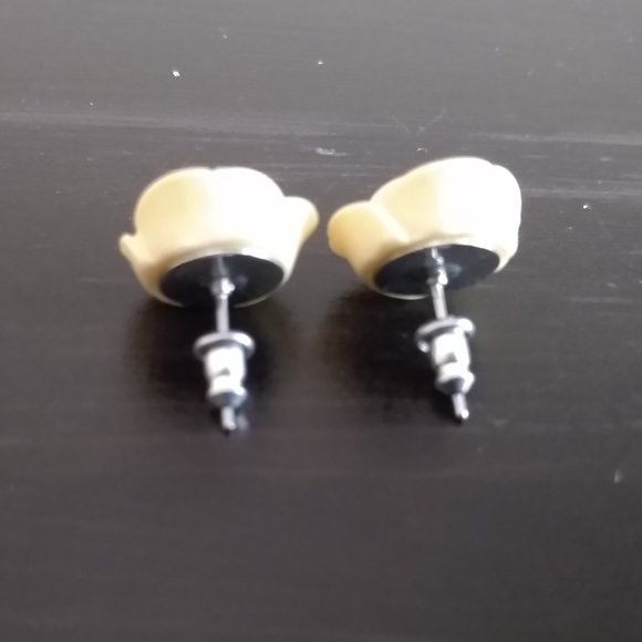 Cream white rose flower post earrings - Picture 3 of 3